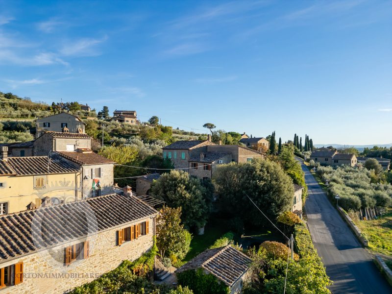 Colonica con giardino piscina e annessi