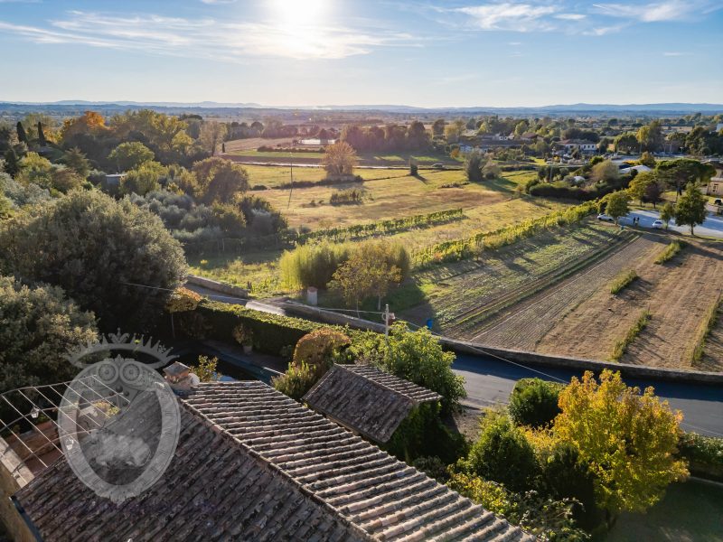 Colonica con giardino piscina e annessi