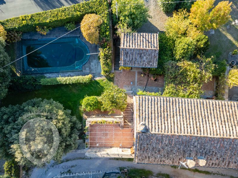 Colonica con giardino piscina e annessi
