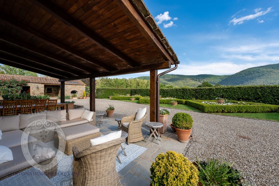 Villa con piscina e giardino