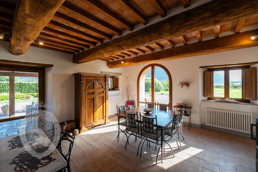 Villa con piscina e giardino