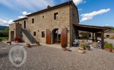 Villa con piscina e giardino