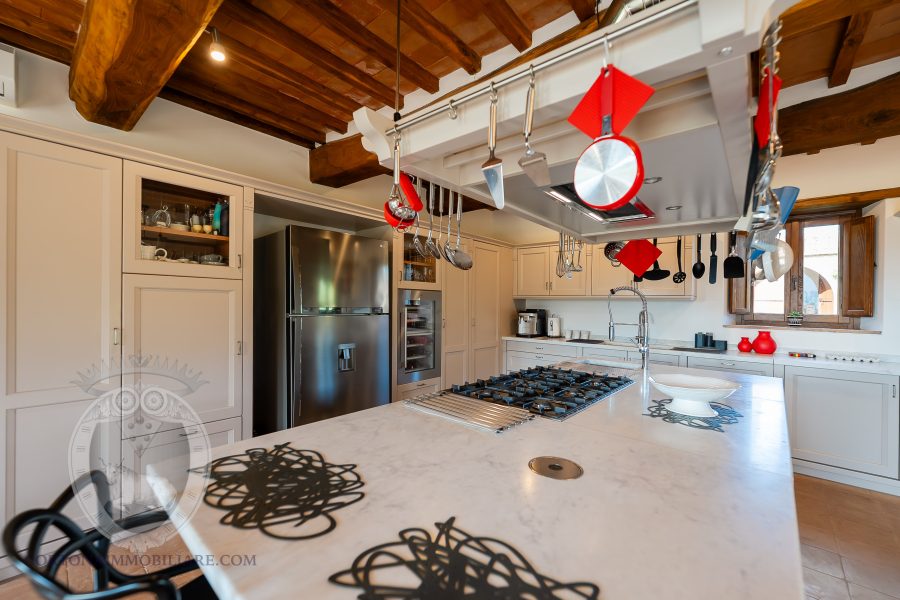 Villa con piscina e giardino