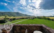 Villa con piscina e giardino