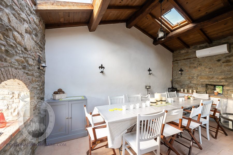 Villa con piscina e giardino