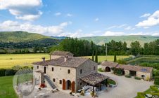 Villa con piscina e giardino