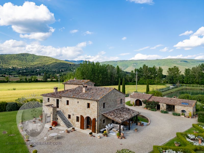 Villa con piscina e giardino