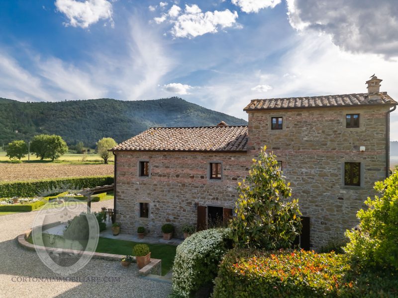 Villa con piscina e giardino