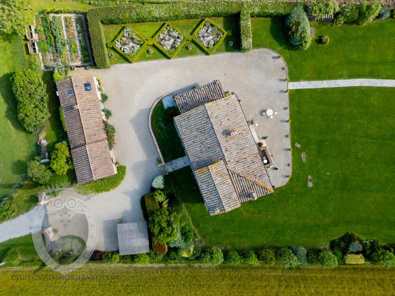 Villa con piscina e giardino