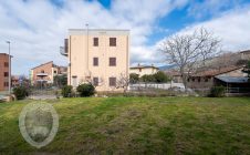 Apartment with garden