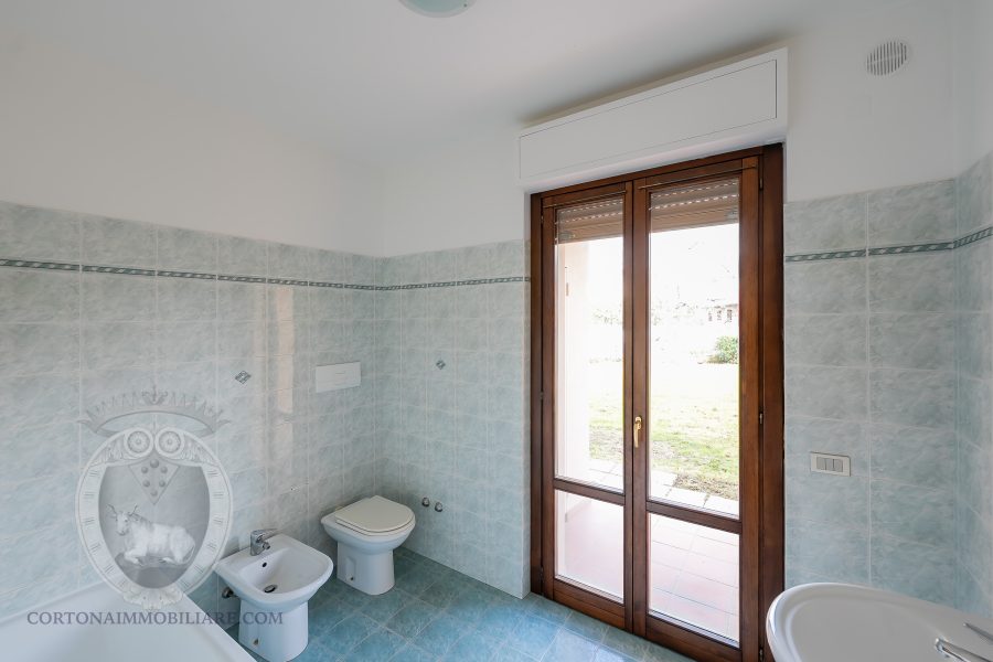 Apartment with garden