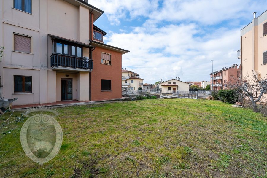 Apartment with garden