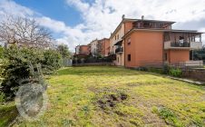 Apartment with garden