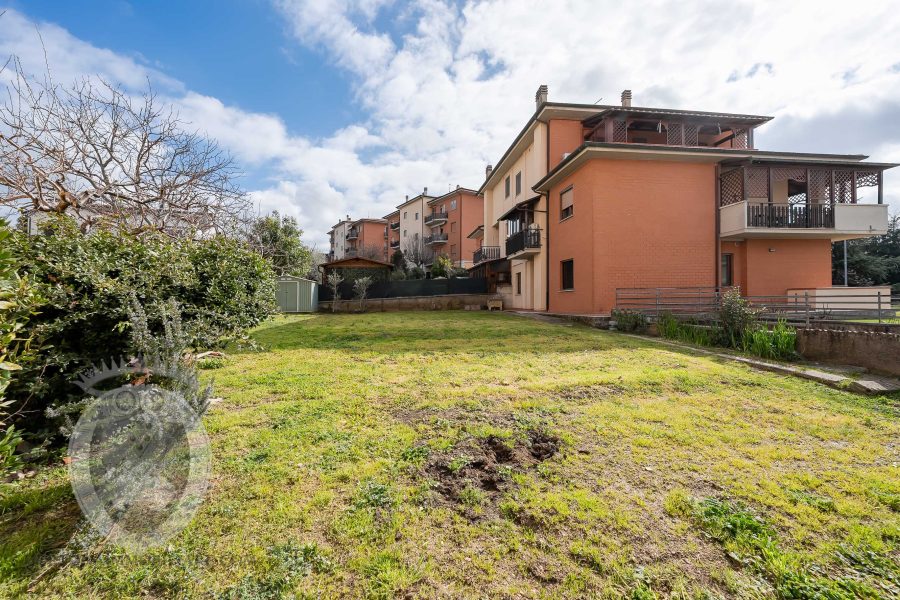 Apartment with garden