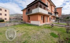 Apartment with garden