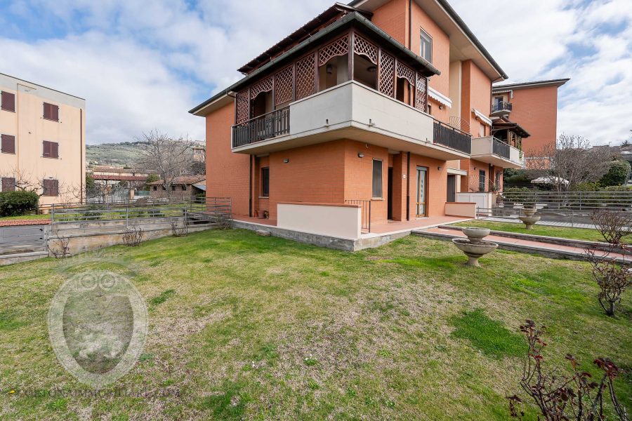 Apartment with garden