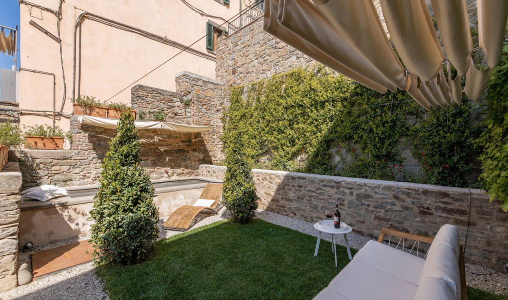 Apartment in the center with garden