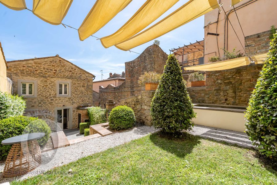 Apartment in the center with garden