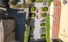 Apartment in the center with garden