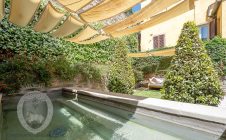 Apartment in the center with garden