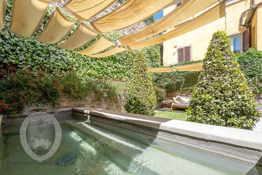 Apartment in the center with garden