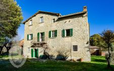 Casale con annessi