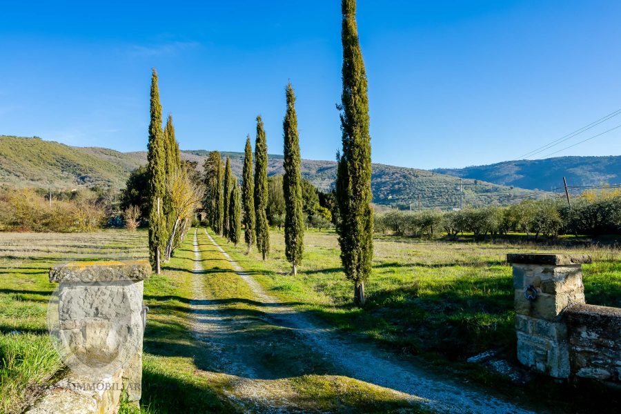 Casale con annessi