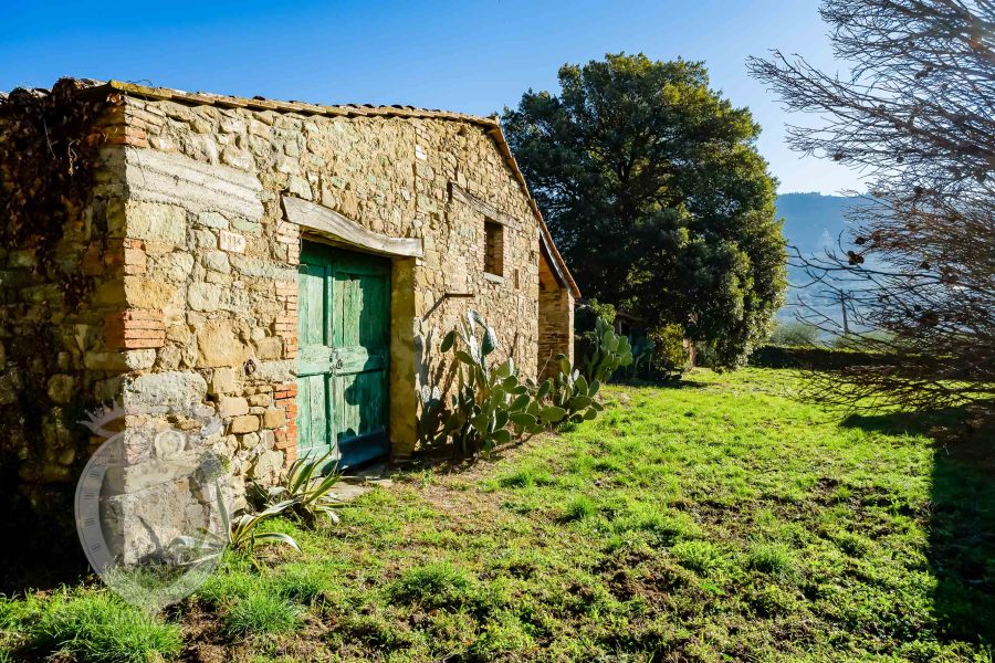 Casale con annessi