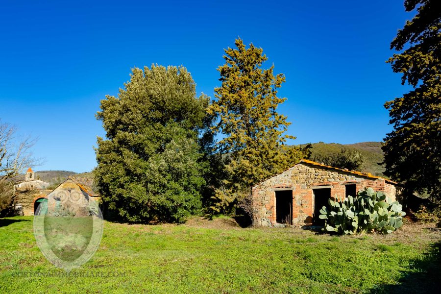 Farmhouse with annexes