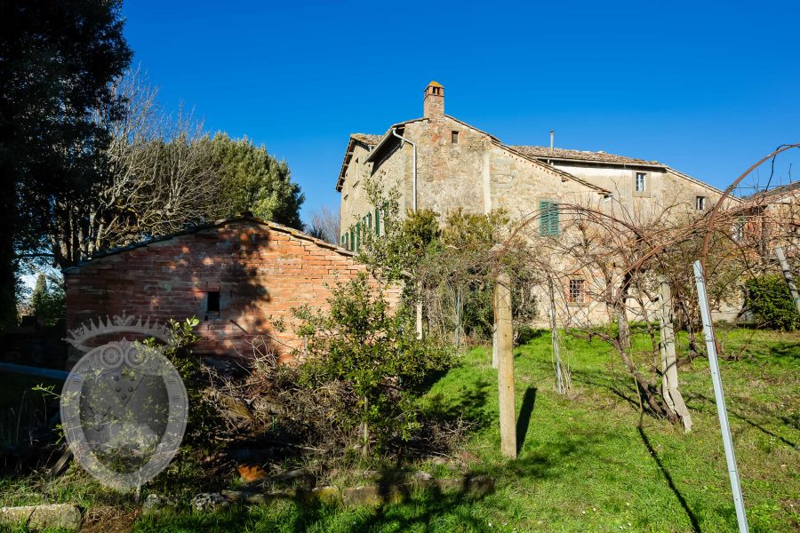 Farmhouse with annexes
