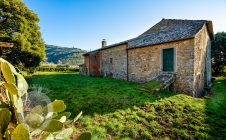 Farmhouse with annexes