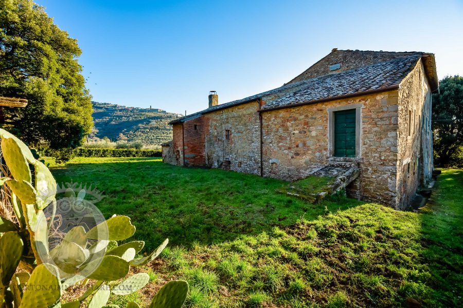 Farmhouse with annexes