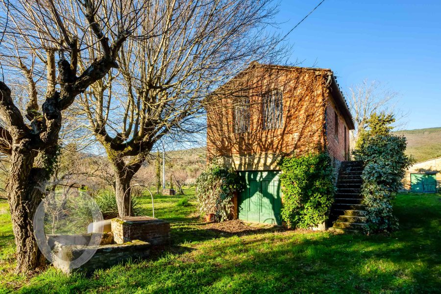 Casale con annessi