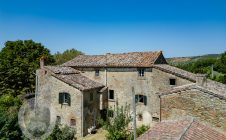 Casale con annessi