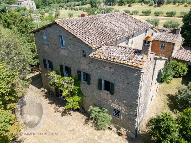 Casale con annessi