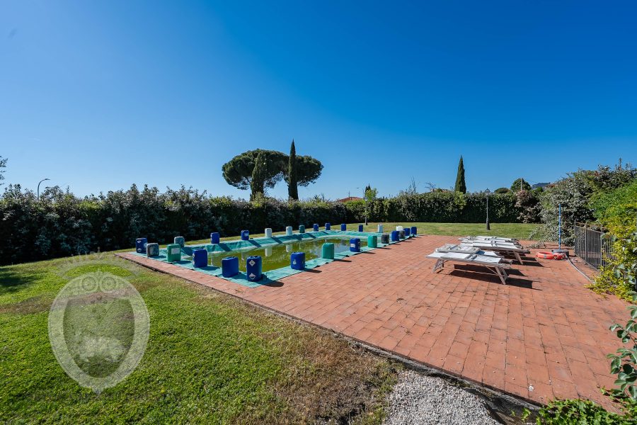 Casa con giardino e piscina