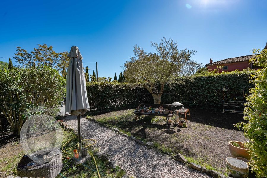 Casa con giardino e piscina