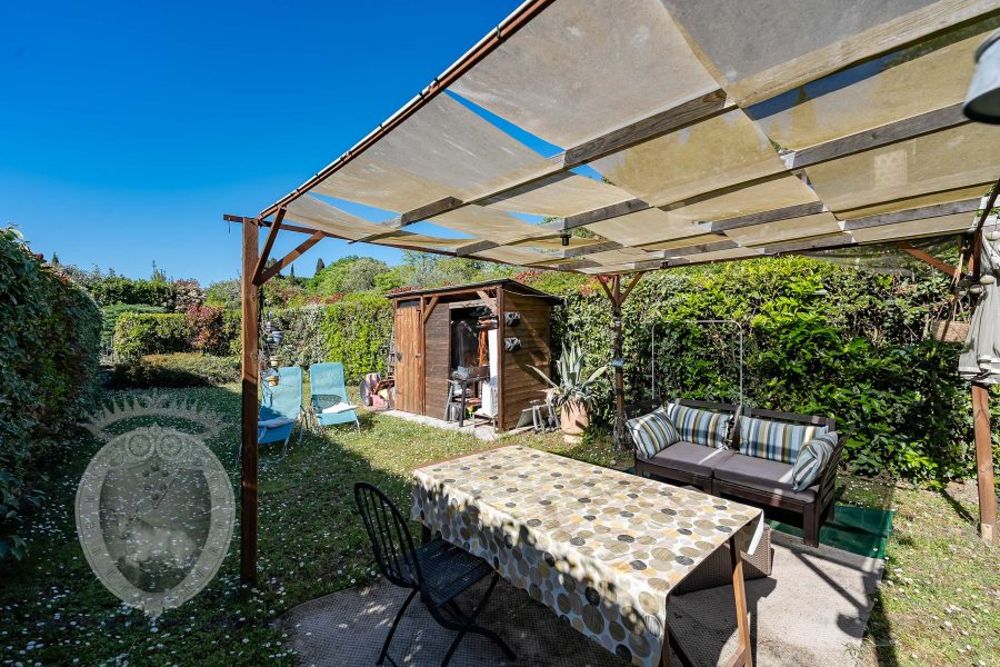 Casa con giardino e piscina