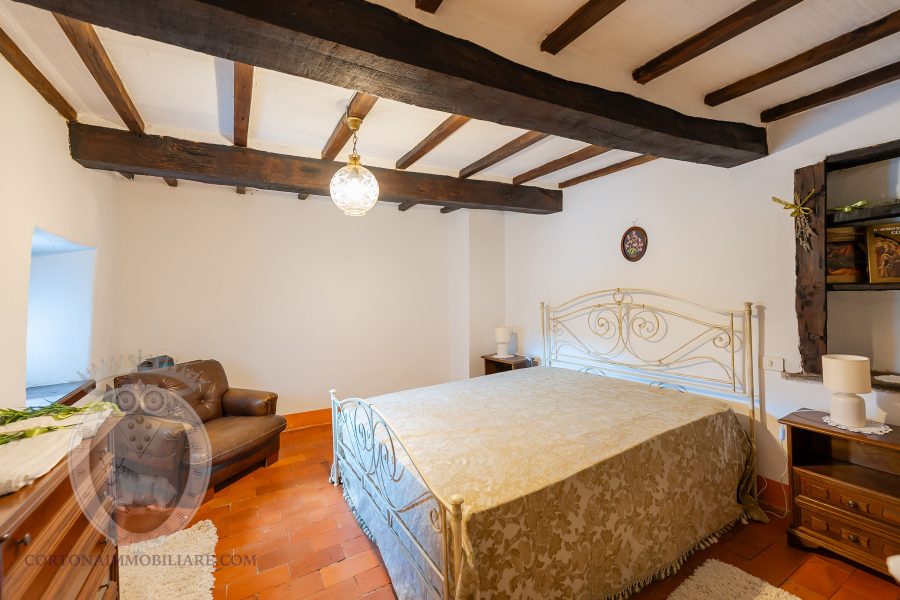 Colonica in pietra con annessi e piscina