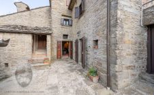 Colonica in pietra con annessi e piscina