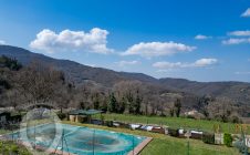 Colonica in pietra con annessi e piscina