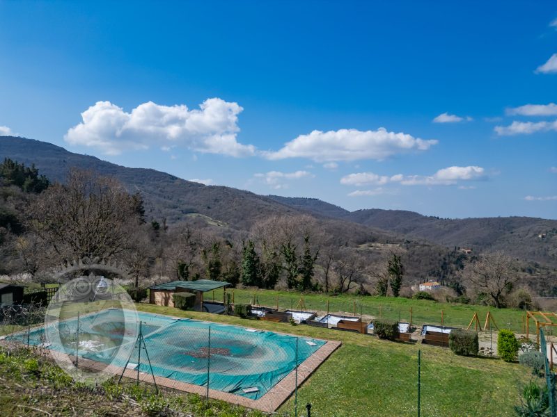 Colonica in pietra con annessi e piscina