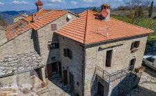Colonica in pietra con annessi e piscina