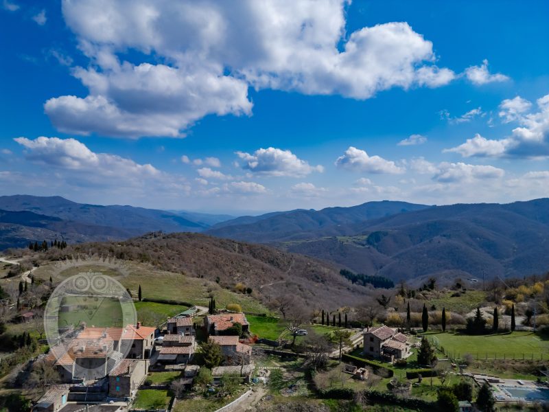 Colonica in pietra con annessi e piscina