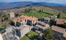 Colonica in pietra con annessi e piscina