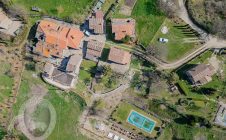 Colonica in pietra con annessi e piscina