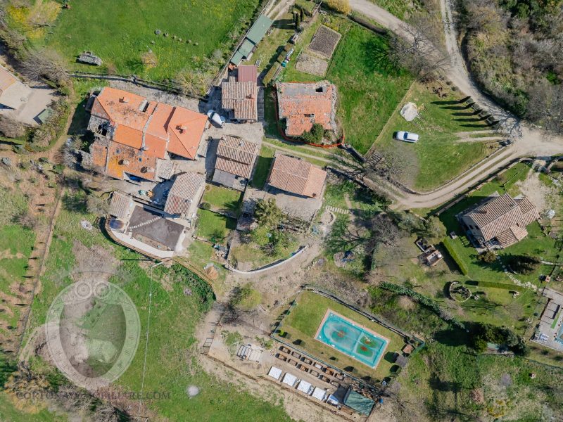 Colonica in pietra con annessi e piscina