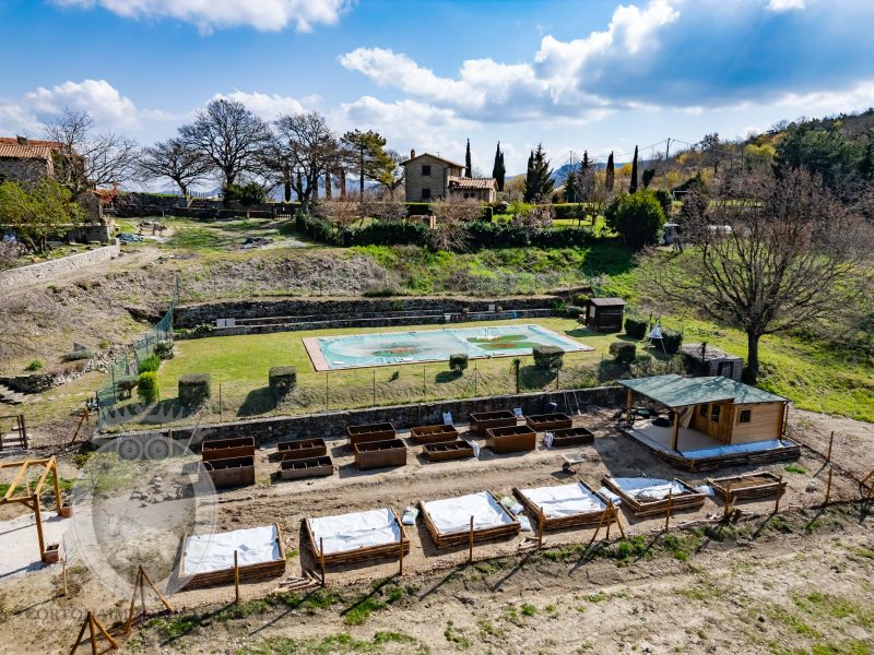 Colonica in pietra con annessi e piscina