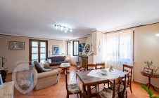 Casa indipendente con giardino