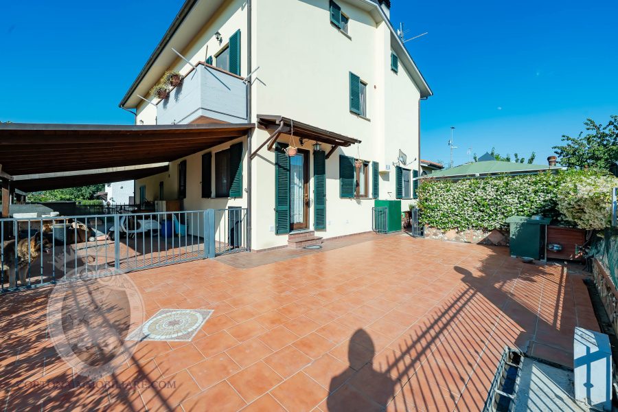 Casa indipendente con giardino